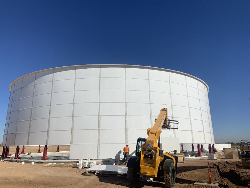 Bolted steel tank being erected with a jacking system