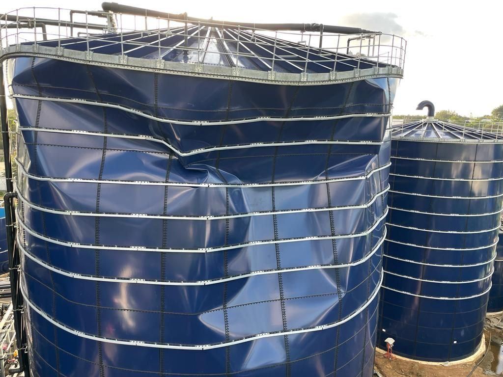 Bolted tanks with deformed and sagging interior liner observed during inspection
