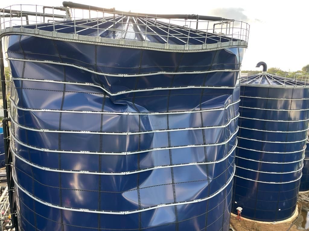 Bolted tanks with deformed and sagging interior liner observed during inspection